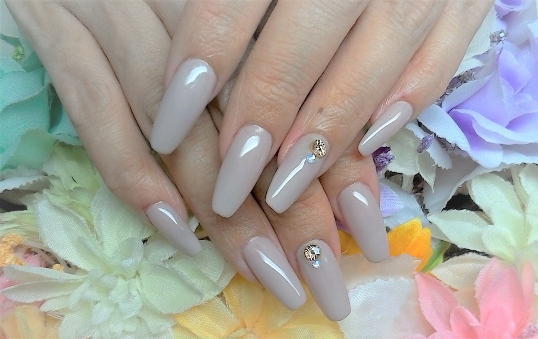 グレージュワンカラーネイル